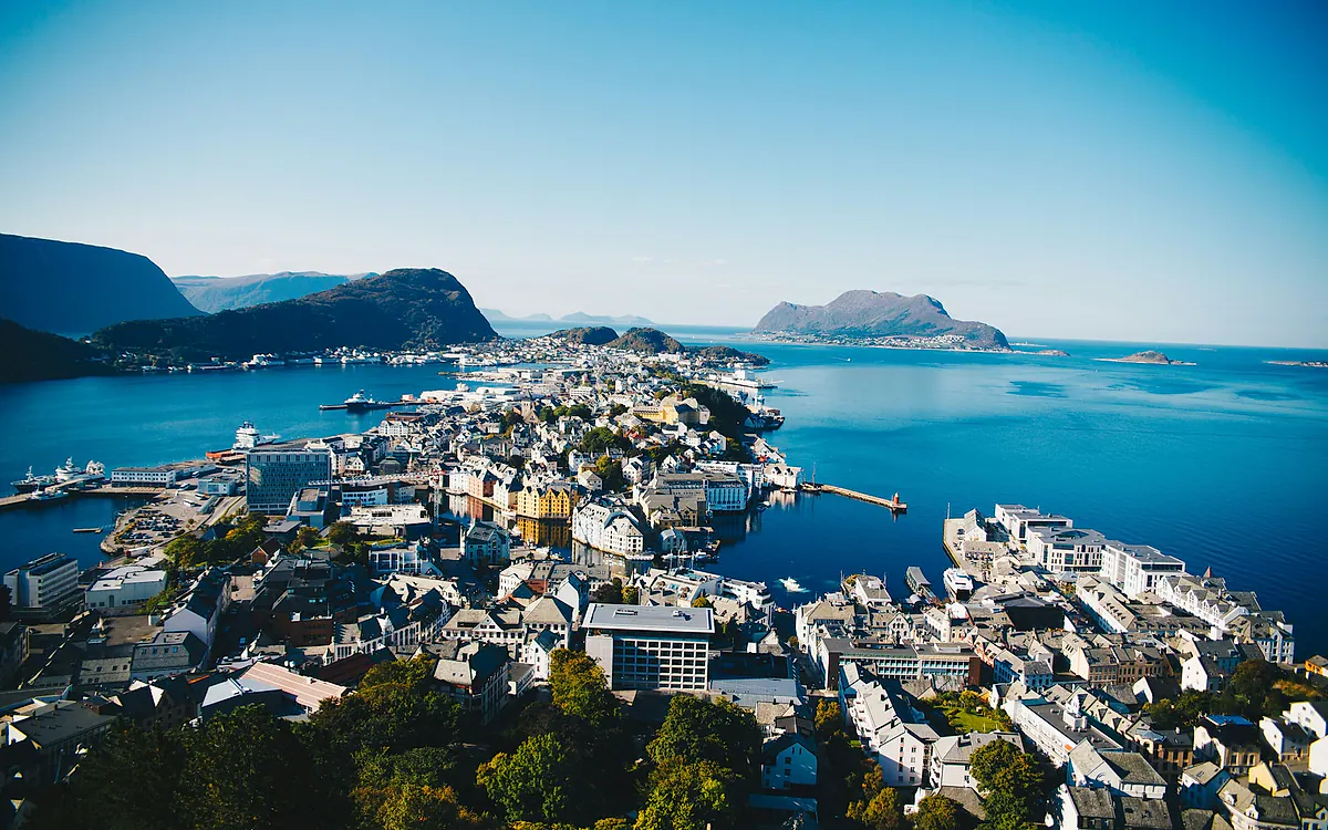 Ålesund sett fra lufta, med øyene og havet rundt