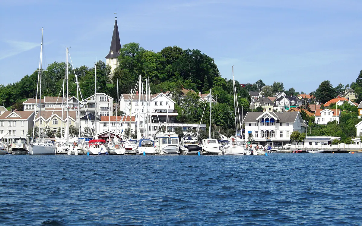 Havna i Grimstad med kirken over byen