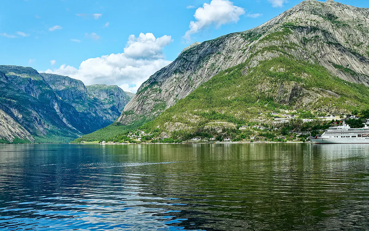 Hardangerfjorden med grønne fjell