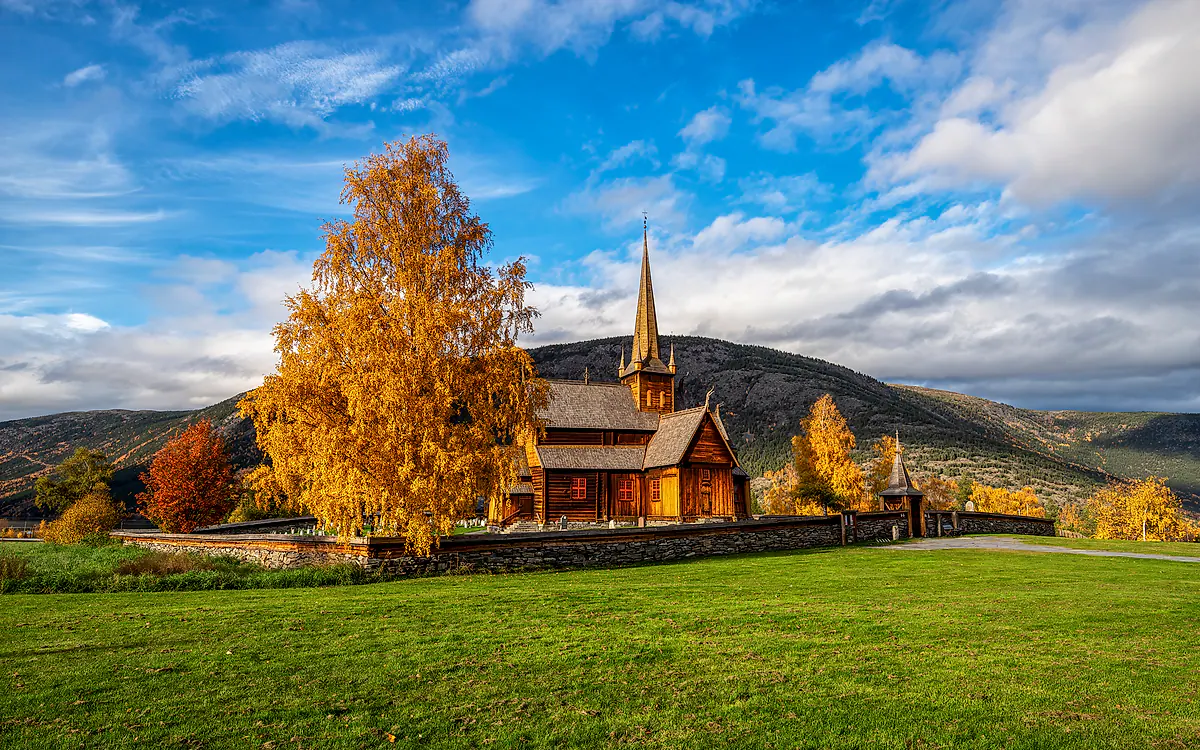 Lom stavkyrkje om høsten