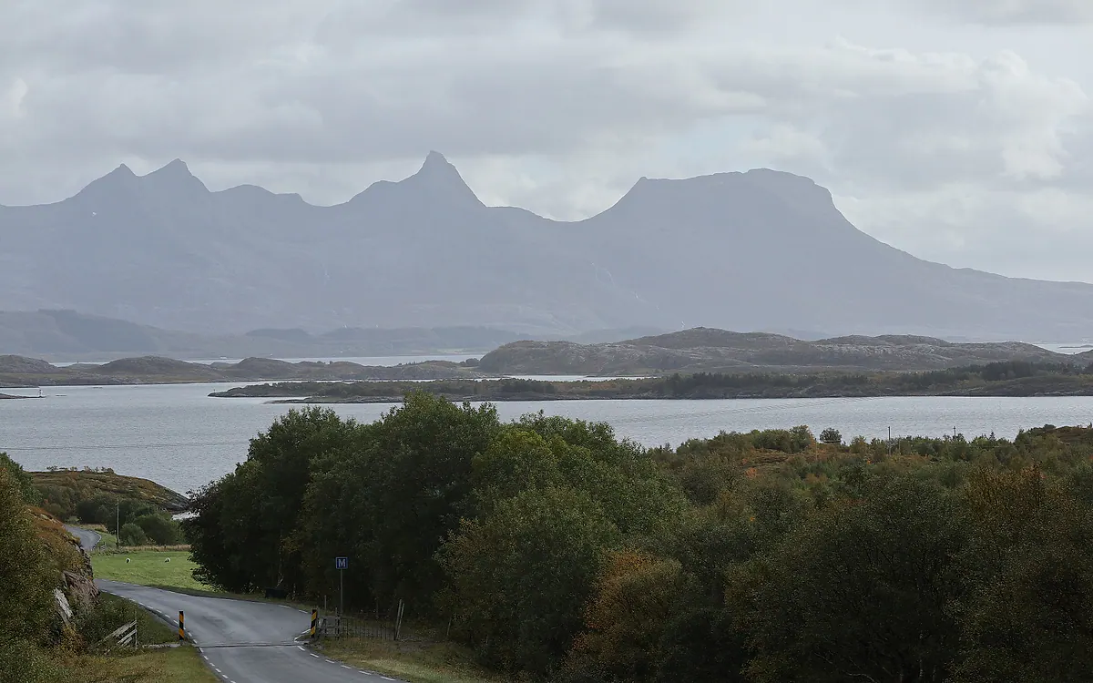 Helgelandskysten med fjell i havet