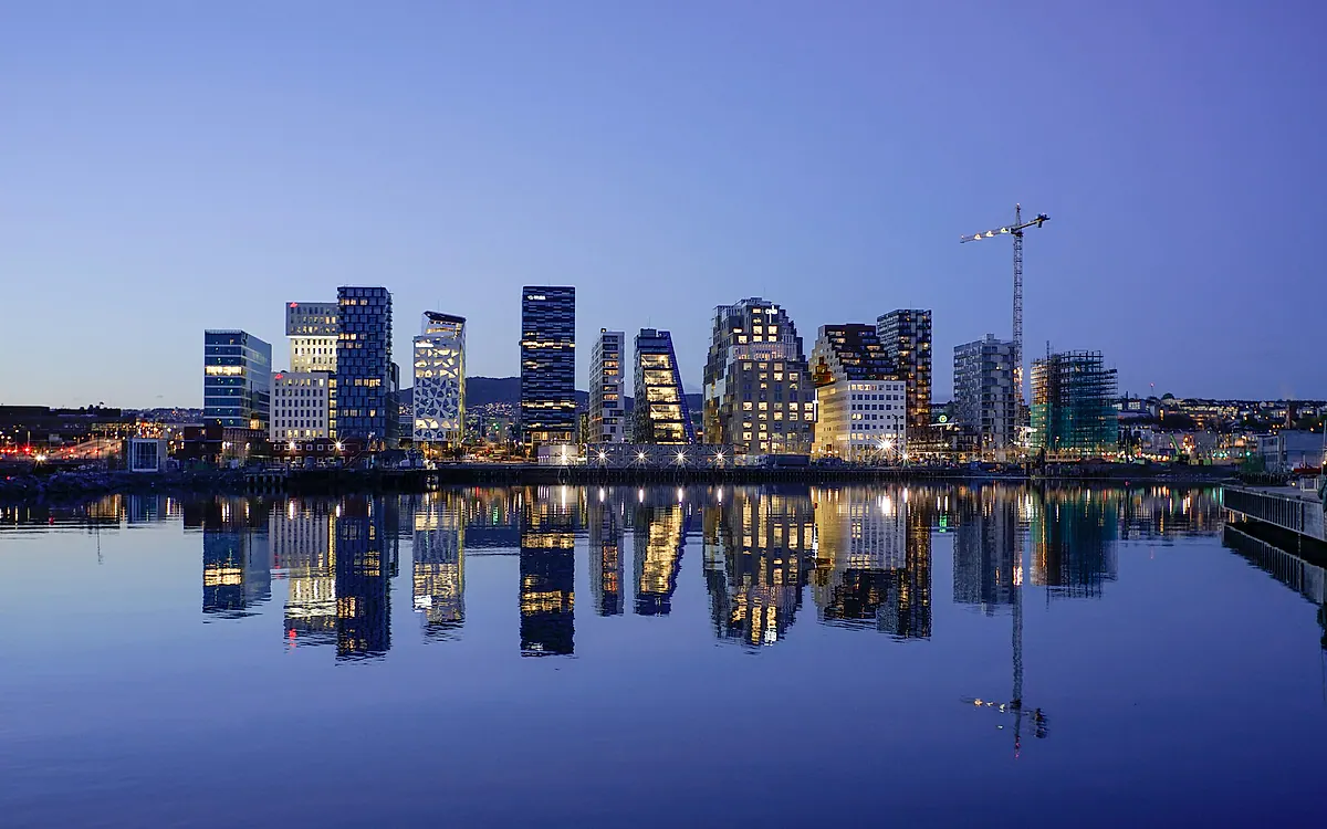 Barcode og Bjørvika i Oslo i solnedgang