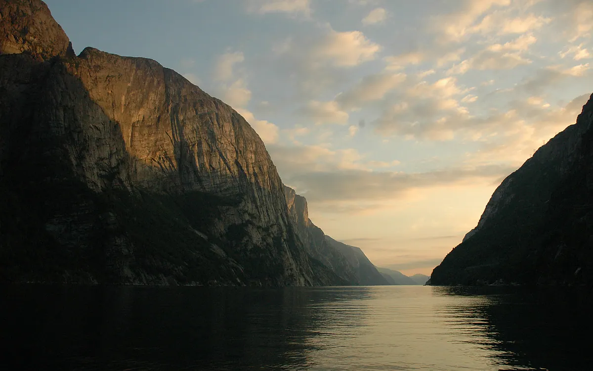 Lysefjorden mellom bratte fjell