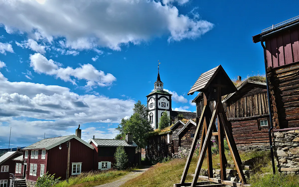 Røros kirke og gamle trehus i Bergstaden
