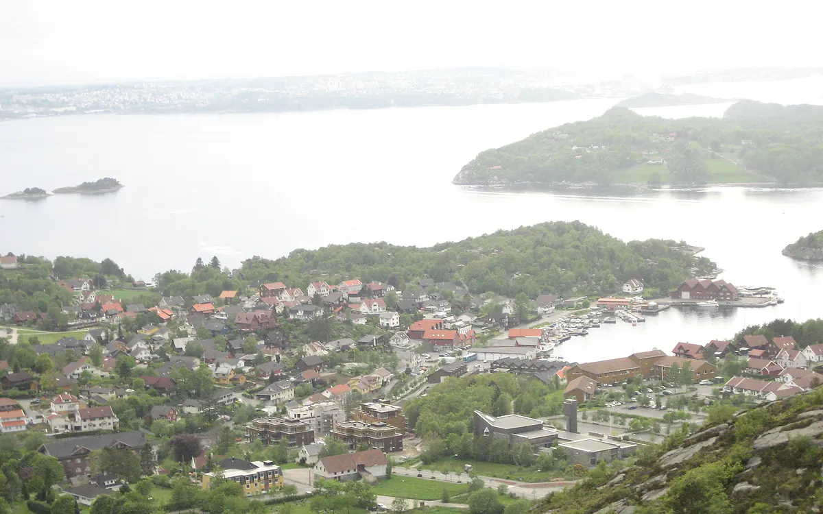 Sandnes sett ovenfra, med Gandsfjorden