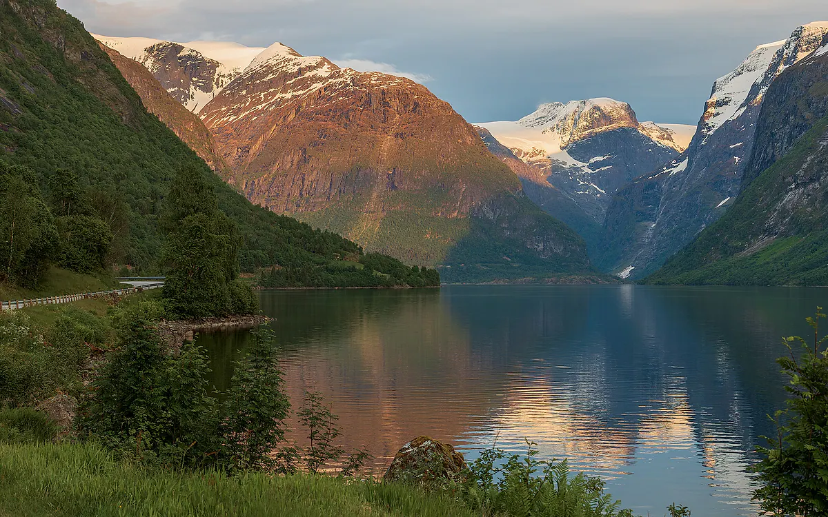 Lovatnet i Stryn, med fjellene speilet i vannet