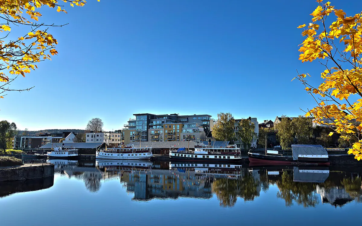 Skien speilet i elva om høsten
