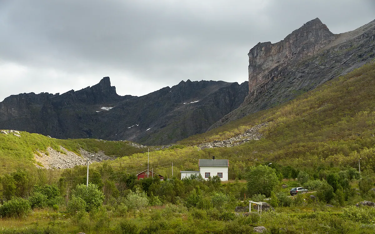 Kvaløya ved Tromsø, med fjell og sjø