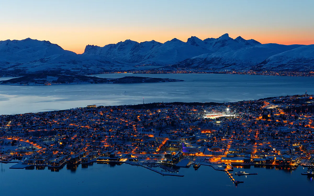 Tromsø sett fra Fjellheisen i blåtimen