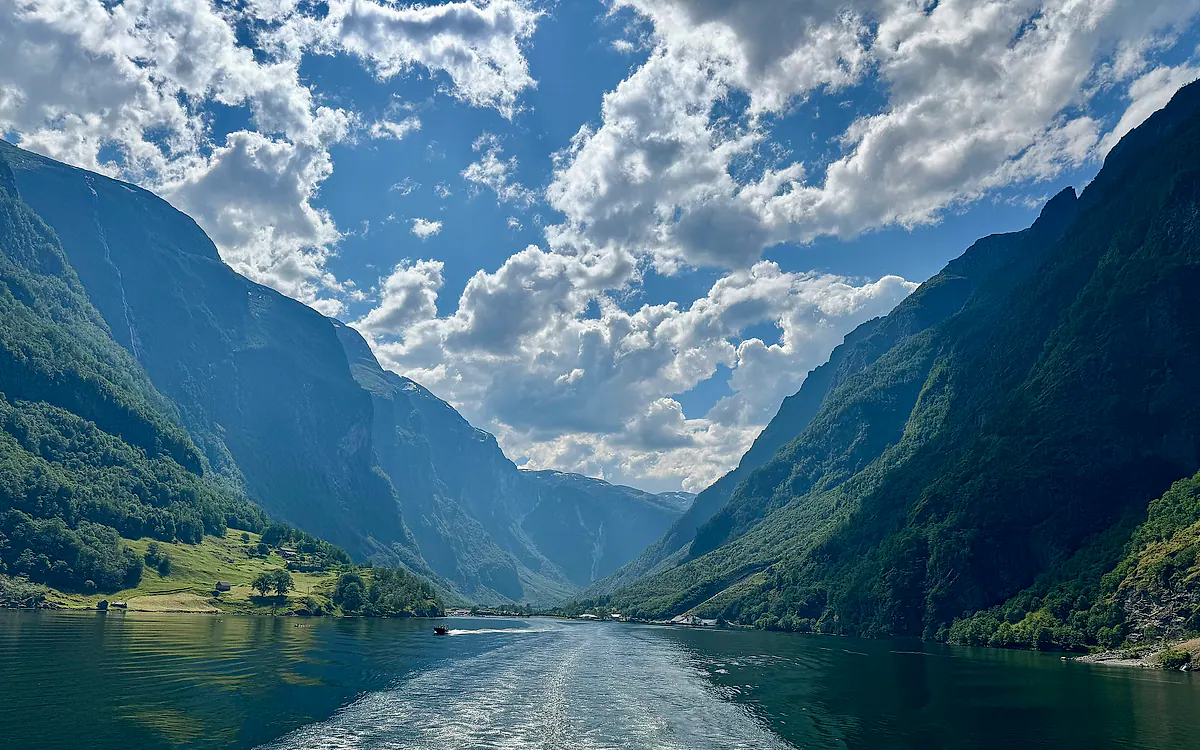 Nærøyfjorden mellom bratte fjell
