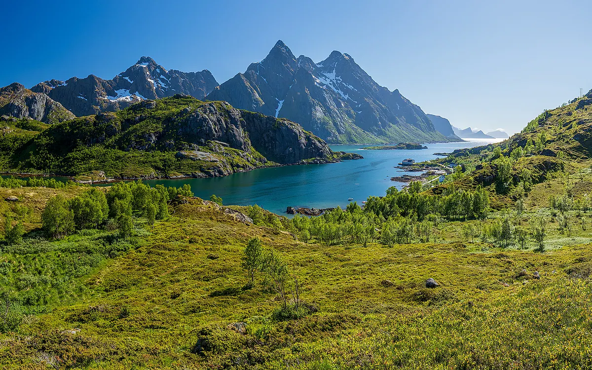 Grønne lier og spisse fjell på Vestvågøy